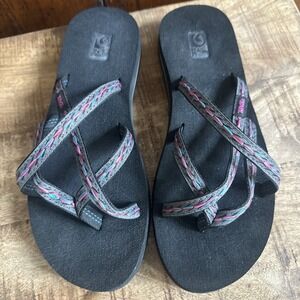 Womens Teva Black Strappy Flip Flops Size 9 EUC